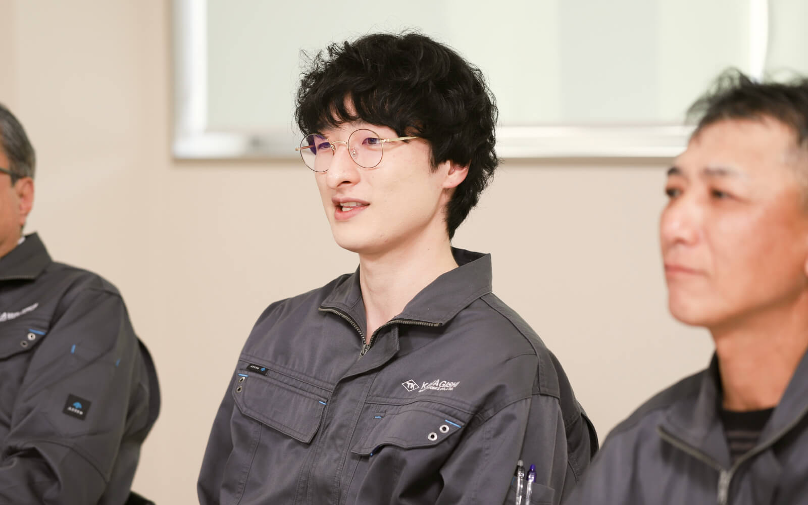 座談会の様子。青山が前を向いて発言している