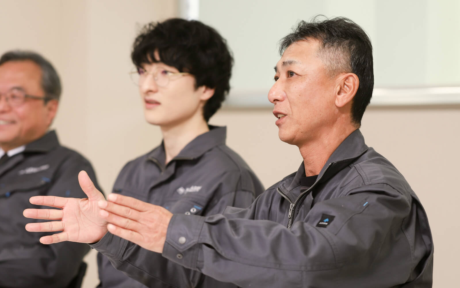 座談会の様子。積田が手振りを交えて熱心に語っている