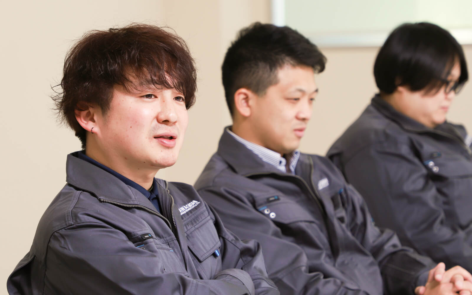 座談会の様子。今満が発言し、他の参加者が耳を傾けている